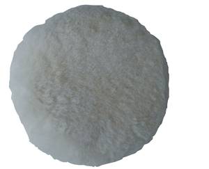 BONNET PEAU DE MOUTON A LACET